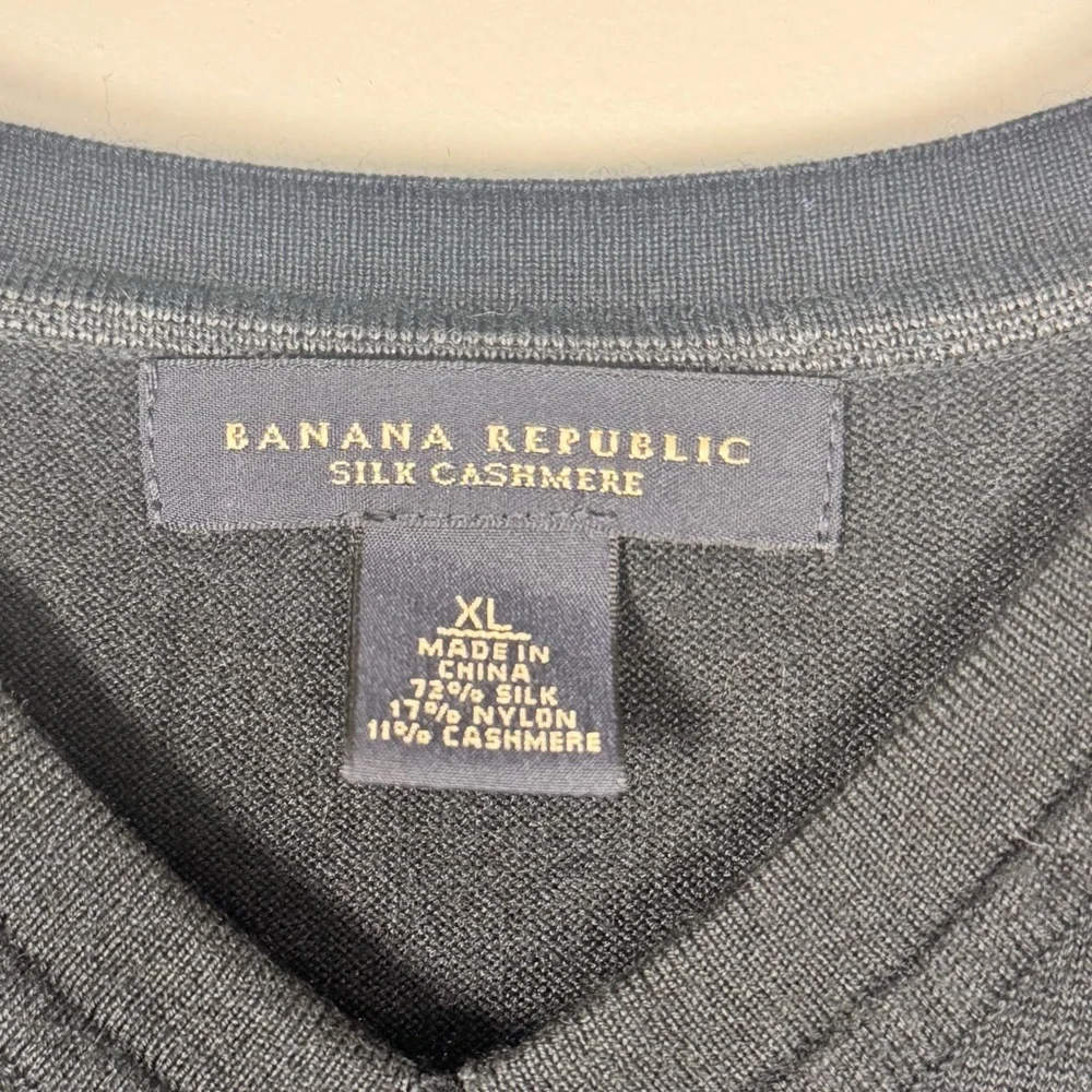 Banana Republic Silk Cashmere V-Neck Sweater Men’s XL Black Quiet Luxury